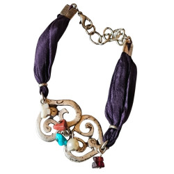 Bracelet en argent, pierres et lanière en tissu. 3 couleurs disponibles