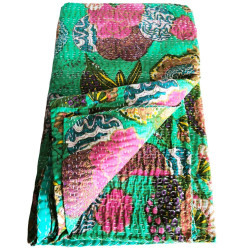 une touche d’exception à votre intérieur avec ce somptueux plaid émeraude